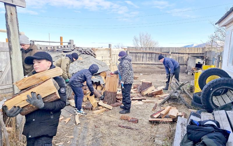 РЕБЯТА ИЗ ОТРЯДА «БЫТЬ ДОБРУ!» ВСЕГДА ГОТОВЫ ПРИЙТИ НА ПОМОЩЬ ОДНОСЕЛЬЧАНАМ