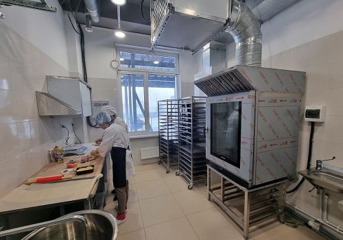 Повара приняли пищеблок новой школы колымского поселка Ола