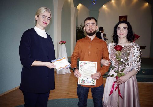 Сертификаты на бесплатное медобследование получили молодожены колымской Палатки