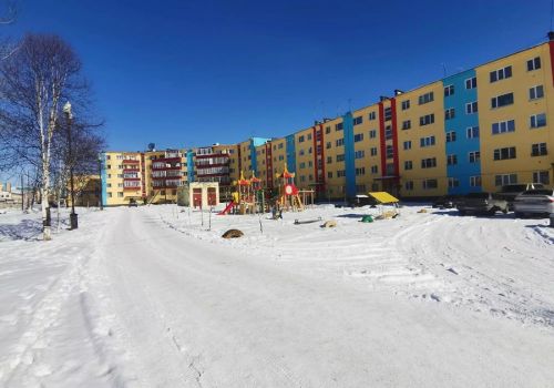 Жители колымского поселка Палатка должны выбрать, в каком дворе установят новые лавочки и детские площадки