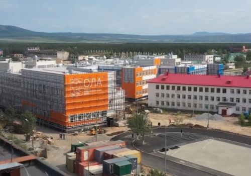 Фасад новой школы в колымском поселке Ола завершен более чем на 50%
