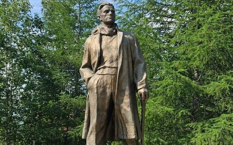Единственный на Колыме памятник Маяковскому был установлен в Синегорье более 40 лет назад