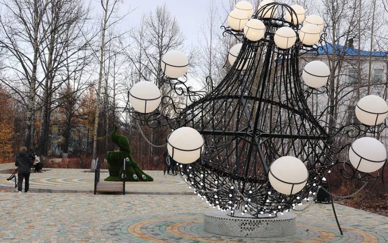 Креативный мини-парк с гигантской люстрой появился в колымском Усть-Омчуге