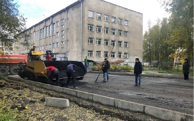 В колымском Усть-Омчуге начали укладывать долгожданный асфальт