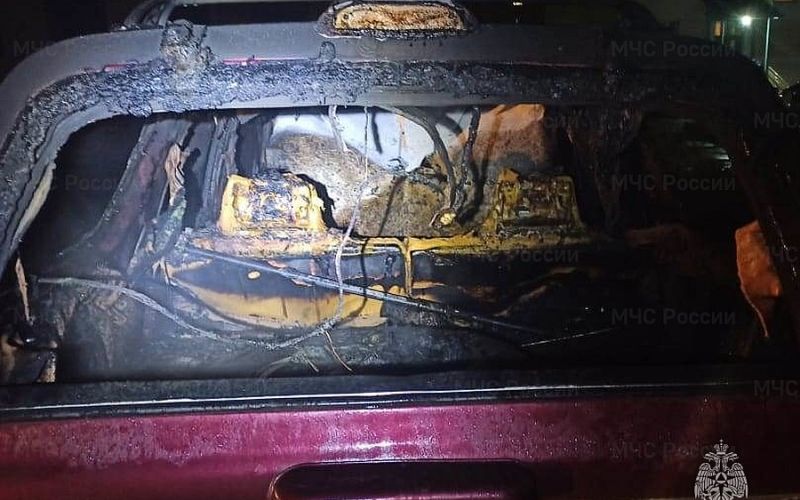 Машина вспыхнула изнутри среди ночи в колымском поселке
