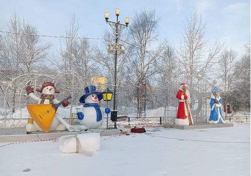 Новогодние фигуры украсили главную площадь колымского поселка Палатка