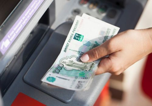 27-летняя колымчанка похитила деньги с карты знакомой, к которой пришла в гости