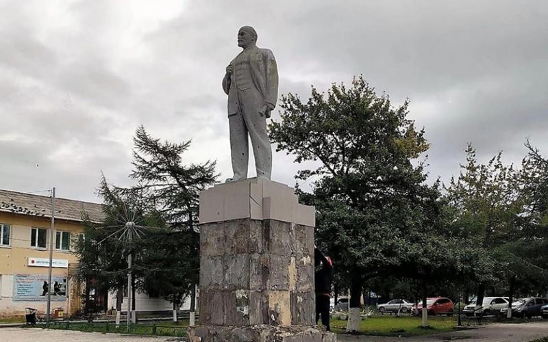 Памятник Ленину отремонтируют в центре колымского поселка Ола