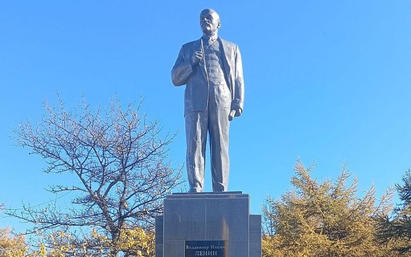 Памятник Ленину засиял новыми красками в центре колымского поселка Ола