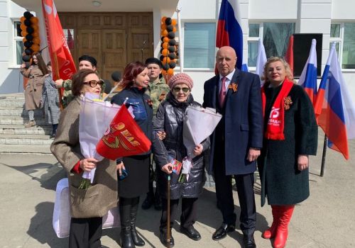 Большой салют и выступление известного певца: в колымском поселке Палатка празднуют День Победы