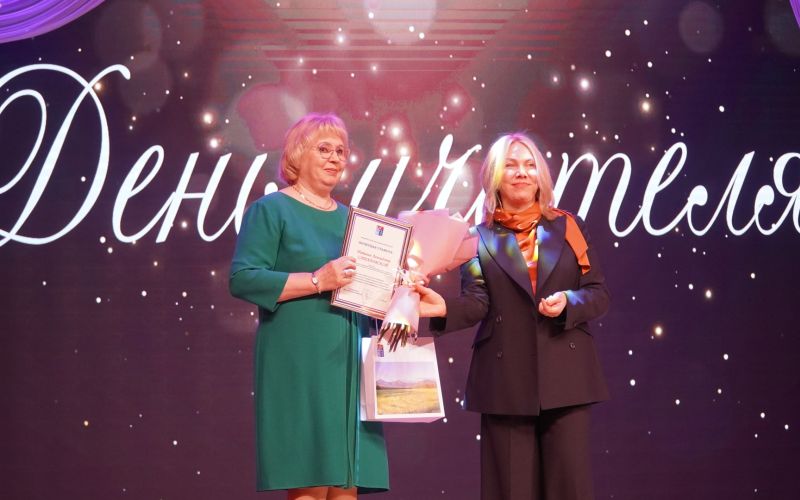 В День учителя Татьяна Савченко вручила региональные награды