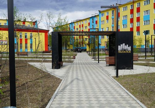 Заключительные работы в сквере по улице Почтовой в колымском поселке Палатка должны продолжить на следующей неделе