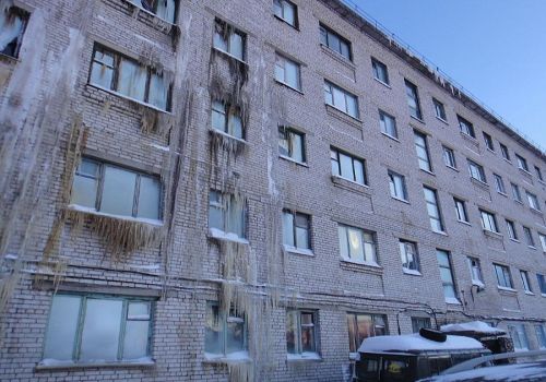Дом в колымском поселке покрылся льдом из-за прорыва труб