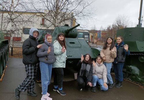 Колымский депутат организовал поездку ольских школьников на выставку военной техники в Палатке