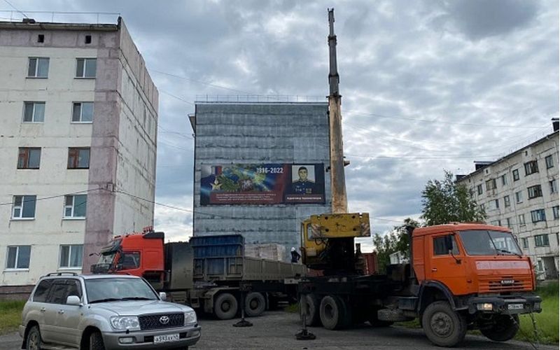 Профессиональные художники начинают раскрашивать дома в колымском Сеймчане